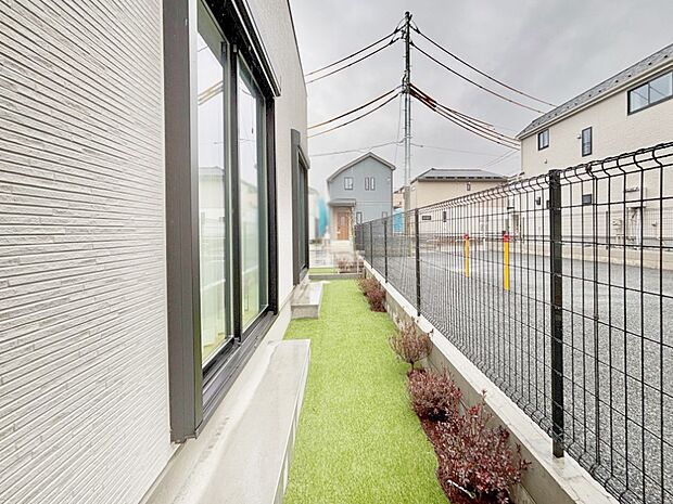 【庭】ちょっとしたスペースを設けることによって敷地にゆとりが生まれます