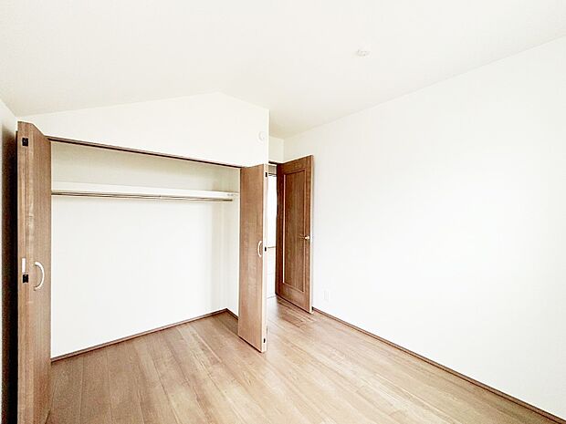 【寝室】収納が充実しているので居住スペースを広々使えます