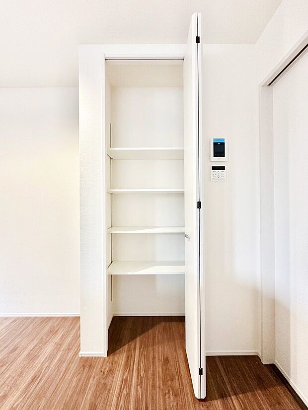 【パントリー】食品や日用品のストックもスッキリ収納できるパントリー付きです。
