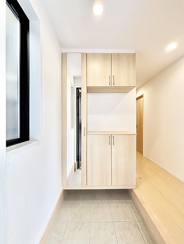 【玄関】飾り棚を利用して、お越しいただくお客様をおもてなしできます。