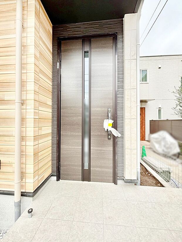 【玄関】住まいの顔を演出する、玄関ドア。