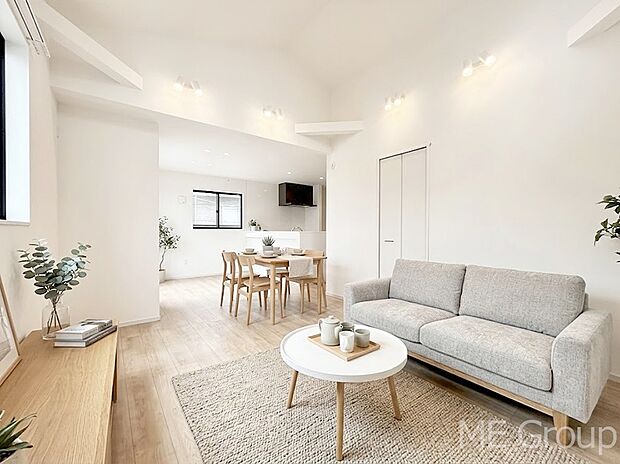 【リビング】プライバシーも守れる2階リビングは明るく開放感たっぷり！　※家具はCGです