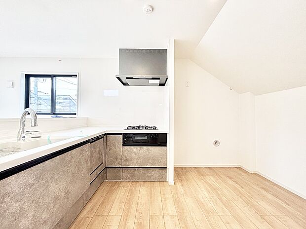 【キッチン】L字型だと料理するスペースも広々と使えます。コンパクトに動けてお料理ラクラク。  