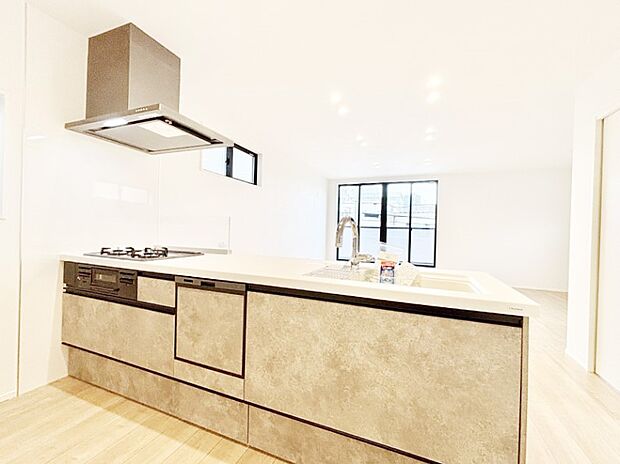 【ダイニングキッチン】ご家族の会話弾む対面キッチン。お料理中のパパママもご家族と過ごす時間が増えそう!