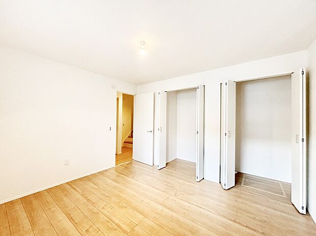 【洋室】クローゼット付きのお部屋でスッキリとした空間でゆったり寛げます。