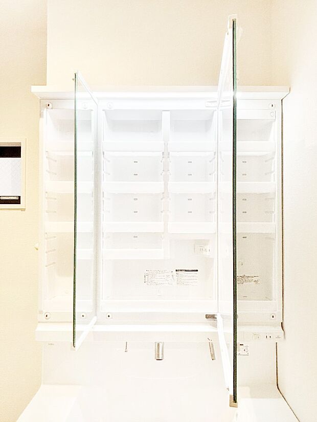 【三面鏡裏収納】三面鏡の裏に、化粧品や衛生用品などを収納可能。洗面台をすっきりと保ちます!