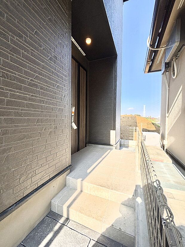 【玄関】シンプルで落ち着いた雰囲気の玄関でご家族やお客様をお出迎え!