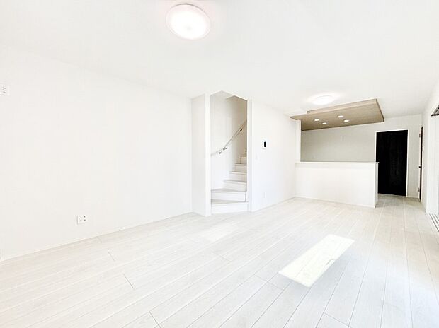 【ダイニング】家族の笑顔が自然と生まれてくる、そんな雰囲気のダイニングに仕上がっています。