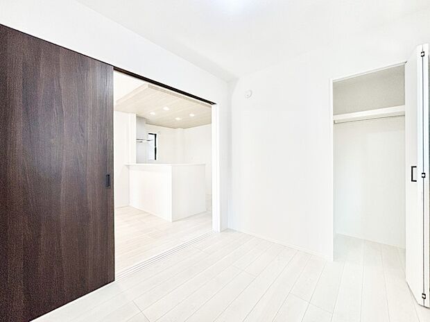 【洋室】リビングに隣接した洋室。引き戸を開放するとリビングと繋がる憩いの空間に変身!