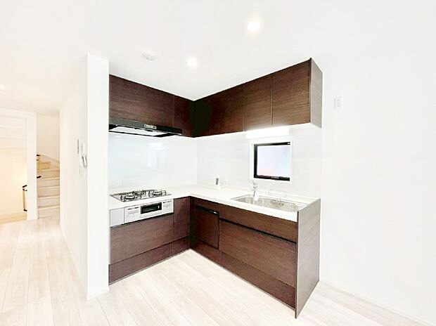 【キッチン】L型キッチンを採用。コンパクトな動線でお料理も後片付けスムーズに!