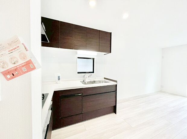 【ダイニングキッチン】毎日使うキッチンだから、使いやすさ&お手入れのしやすさにこだわりました。