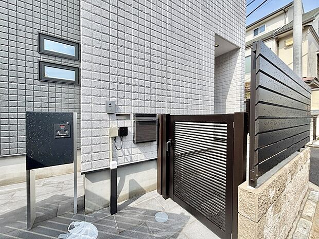 【玄関】プライバシー保護や防犯性向上に役立つ門扉つきの玄関ポーチ。