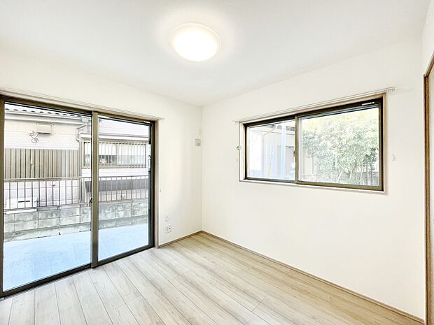 【洋室】2面採光を確保した明るい空間。家族みんなが快適な暮らしを実現する設計です。