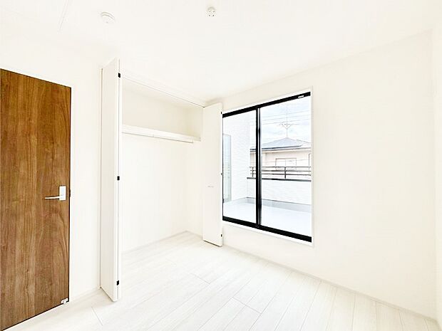 【洋室】明るいバルコニーサイドに洋室を設置。目覚めの良い寝室に。 