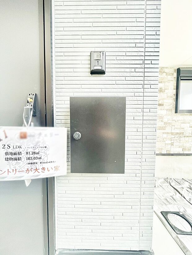 【その他現地】シンプルデザインのポスト。