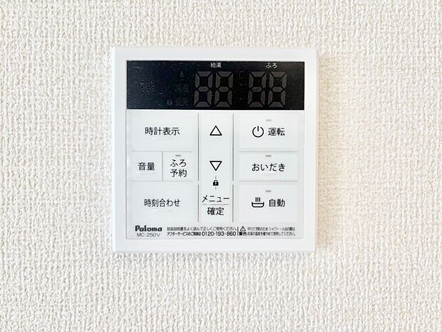【三面鏡裏収納】三面鏡の裏に、化粧品や衛生用品などを収納可能。洗面台をすっきりと保ちます！