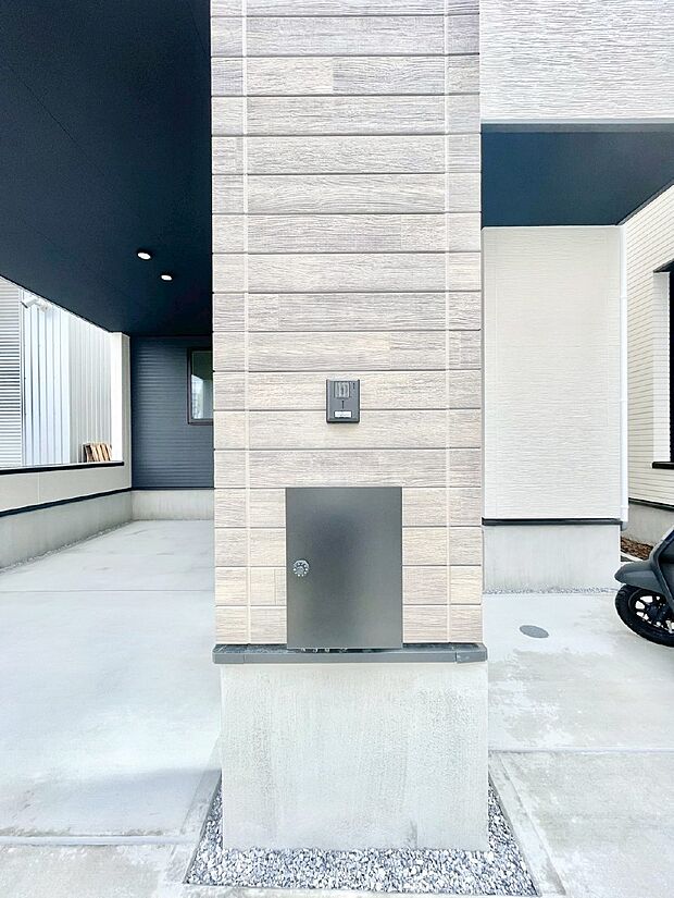 【その他現地】シンプルデザインのポスト。　