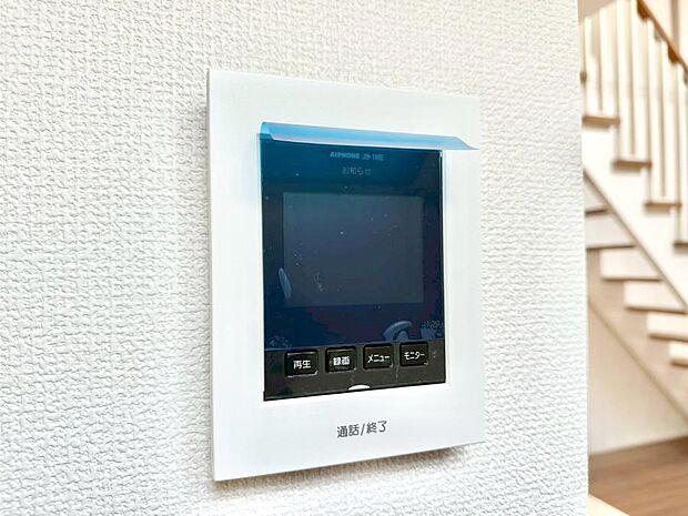 【TVモニター付きインターフォン】訪問者が一目でわかる安心のTVモニター付きインターホン。