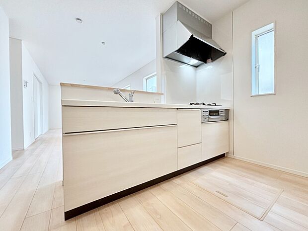 【ダイニングキッチン】窓のある明るいキッチン。換気にも役立ちます。