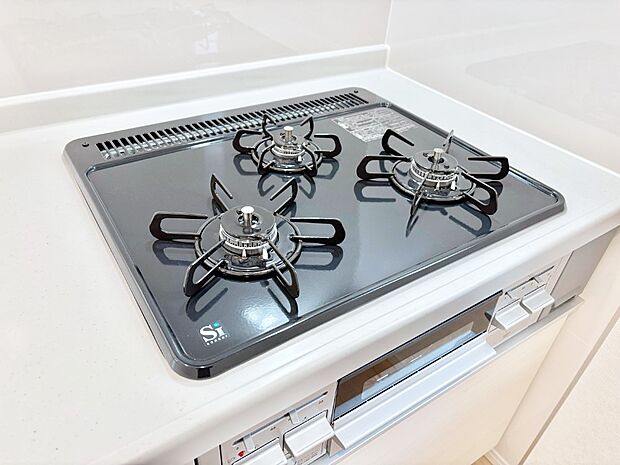 【Ｓｉセンサーコンロ】ガスコンロはＳｉセンサー搭載。火力調節や焦げ付き・消し忘れも防いでくれます。