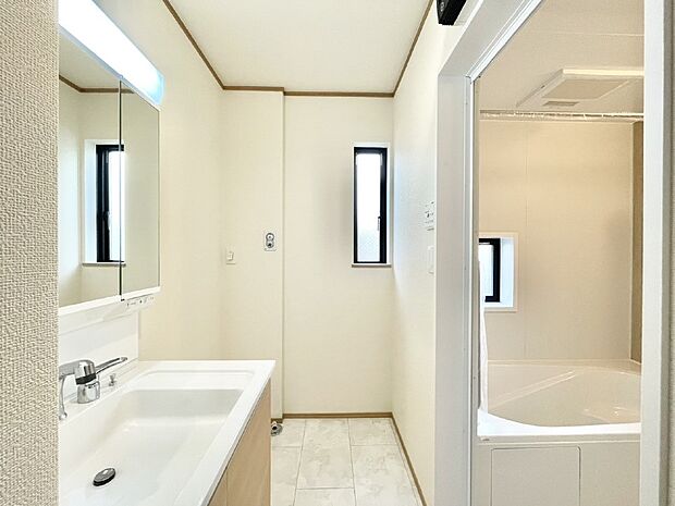 【脱衣場】柔らかな朝の光を感じられる窓がついた洗面室