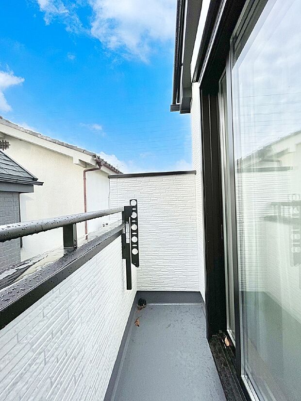 【バルコニー】広々バルコニーでお洗濯物が気持ちよく乾きます。