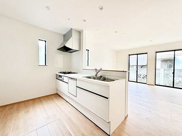 【ダイニングキッチン】料理をしながらご家族との会話を楽しめる対面カウンターキッチン