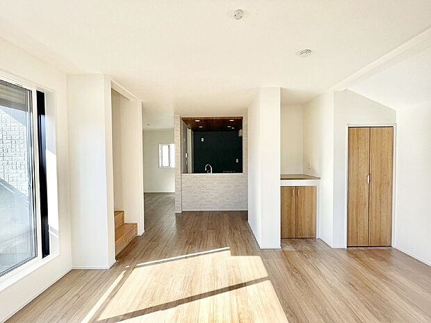 【ダイニング】「ただいま」「おかえり」家族とのコミュニケーションが深まるリビングイン階段があります。