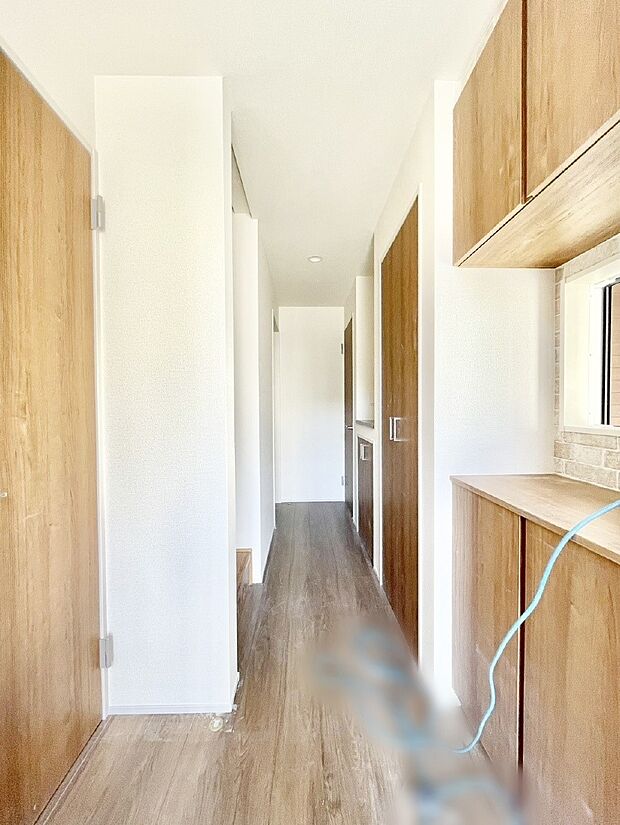 【玄関】下駄箱はご家族の写真や季節のインテリアで飾り棚として演出できます