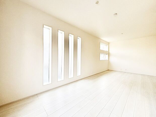 【リビングダイニング】大きな窓からたっぷりの陽光と風を感じられるリビング