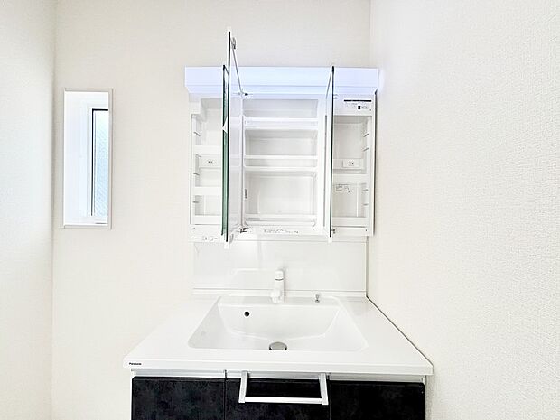 【三面鏡裏収納】三面鏡の裏に、化粧品や衛生用品などを収納可能。洗面台をすっきりと保ちます!