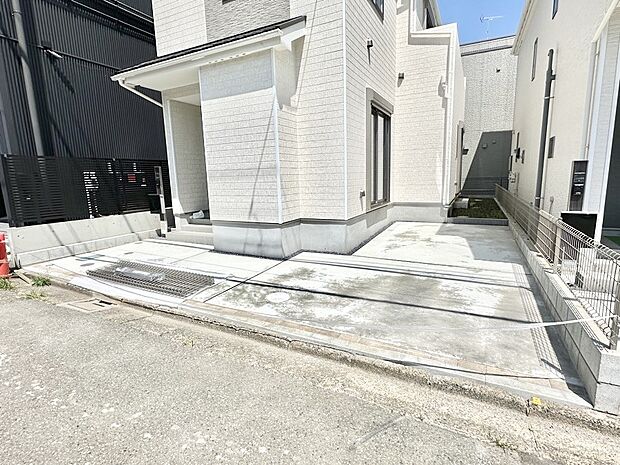 【駐車場】駐車2台可能!急なお客様の駐車に。また、ご家族の自転車スペースとしても大活躍。