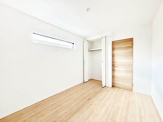 【洋室】クローゼット付きのお部屋でスッキリとした空間でゆったり寛げます。