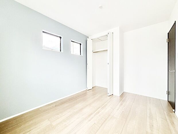 【子供部屋】窓からのやさしい光が心地よいプライベートルーム