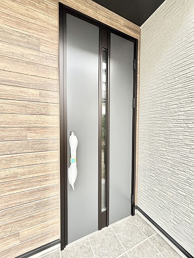 【玄関】住まいの顔を演出する、玄関ドア。 