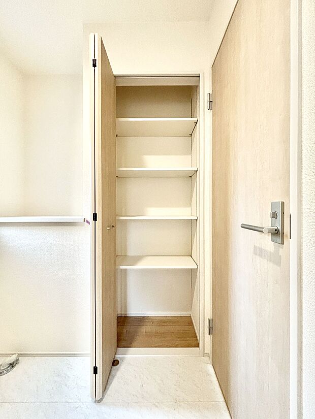 【廊下収納】廊下収納。掃除道具や季節の小物を収納することができます。