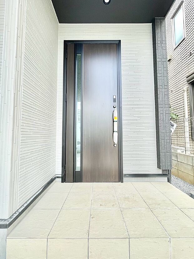【玄関】「無料オンライン相談」受付中!大切な家族、来客を出迎える玄関。