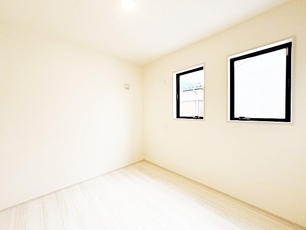【洋室】「無料オンライン相談」受付中！日差しがお部屋全体を優しく包み込んでくれます