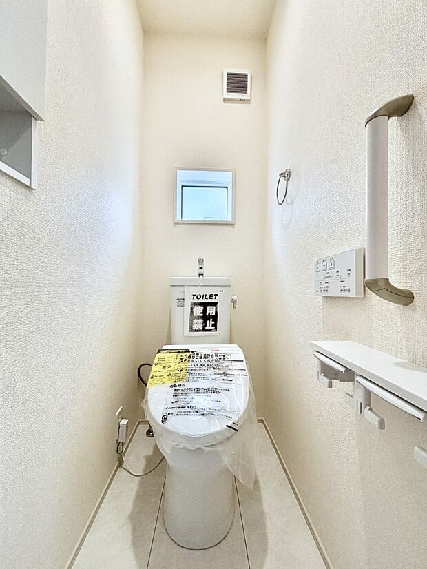 【トイレ】トイレは1階と2階それぞれに配置されていてとても便利です。 