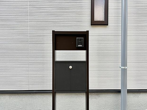 【その他現地】表札・インターホン・ポストをひとつに集約。エントランスになじむシンプルデザイン。