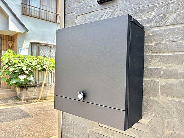 【その他現地】シンプルデザインのポスト。