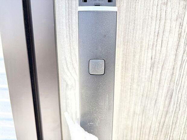 【その他現地】ボタンを押してかざすだけ！玄関ドアは電子キー仕様です。