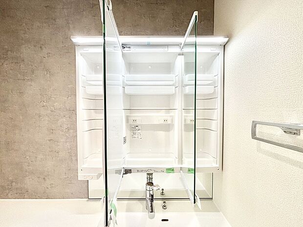 【三面鏡裏収納】「無料オンライン相談」受付中！三面鏡の裏に、化粧品や衛生用品などを収納可能。