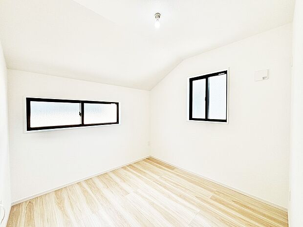 【洋室】2面採光の洋室。窓から入り込む陽光がお部屋全体を優しく包み込みます!