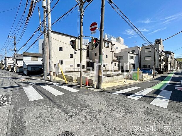 【前面道路含む現地写真】角地なので日当たりも良く、お家が堂々として見えます!