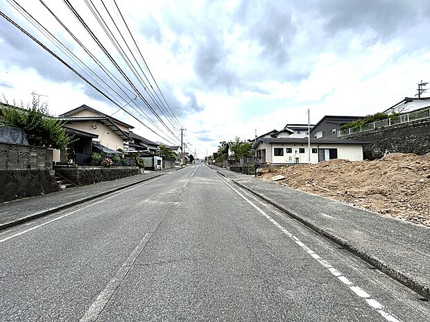 東側前面道路です♪