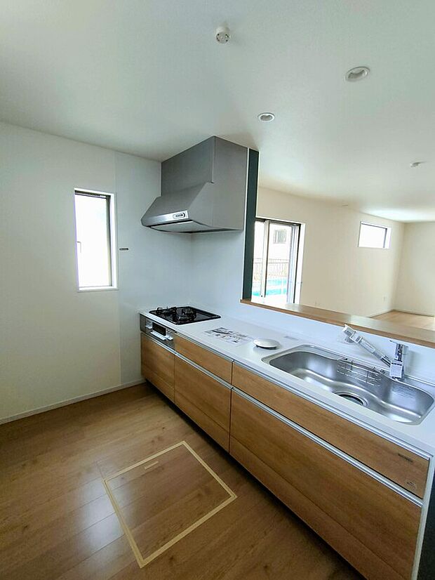 【キッチン(1号棟)】リビングのお子様を見守りながらお料理ができる対面キッチン♪