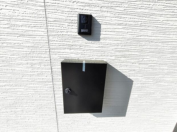 【郵便ポスト】玄関まわりにはモニター付きインターホンと郵便受けを設置。防犯性と利便性を兼ね備えた設備で、外壁の質感とも調和したスマートな印象です♪