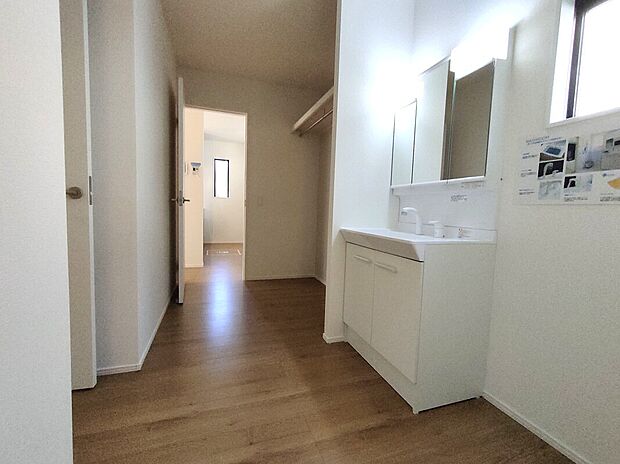 【洗面スペース】洗面台のある機能的な空間に加え、奥には収納スペースを確保。日用品やリネン類をすっきり整理でき、生活動線も快適。明るく清潔感のある設計で、毎日の暮らしを心地よく支えます♪