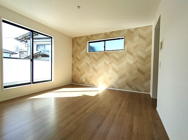 【主寝室】8.5帖の主寝室は、ゆとりある広さとアクセントクロスが魅力。大きな窓から光が差し込む明るい空間で、落ち着きと快適さを両立。主寝室にふさわしい、心安らぐプライベート空間です♪